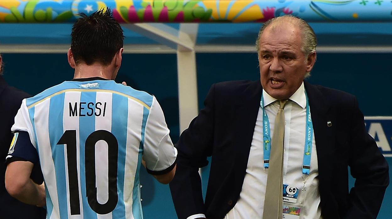 Sabella da instrucciones a Messi