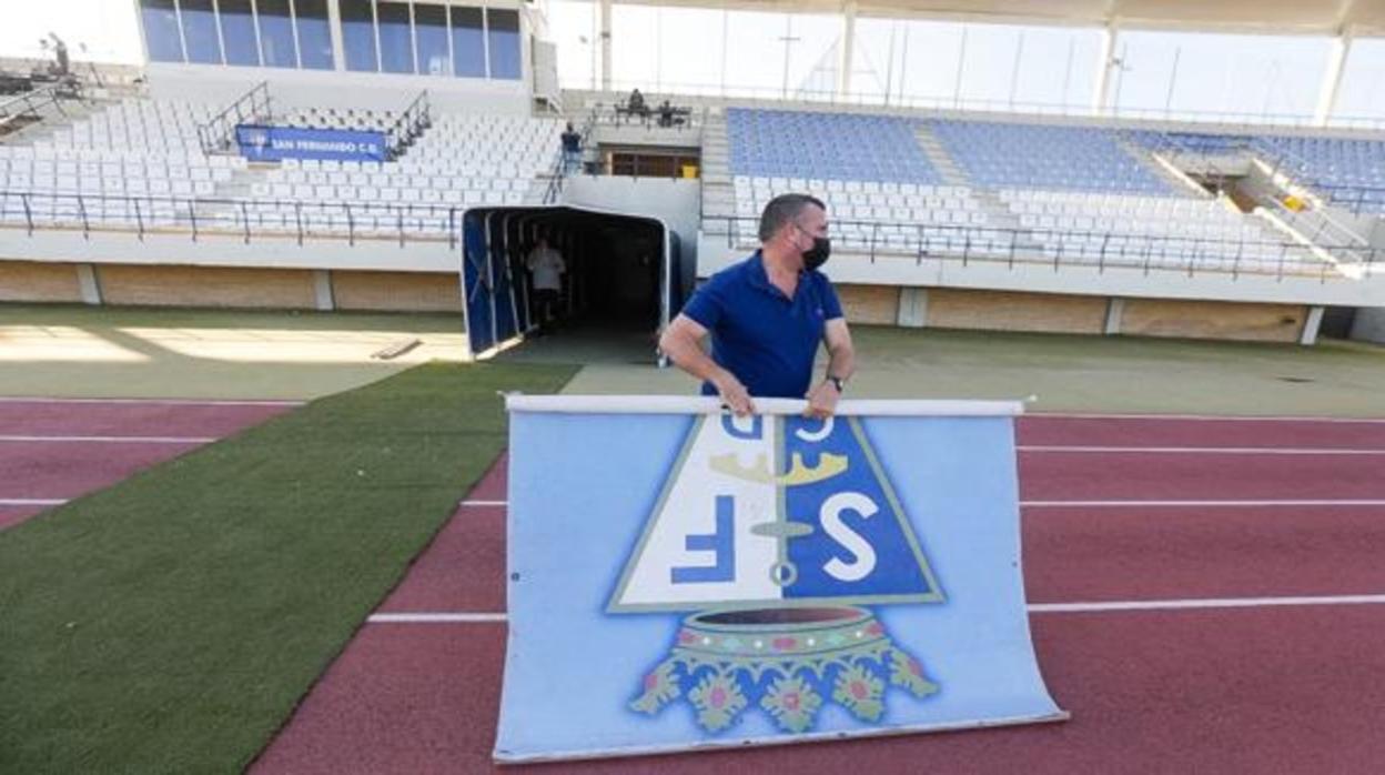 Un trabajador del San Fernando en el estadio Iberoamericano 2010, cuando se suspendió el partido.