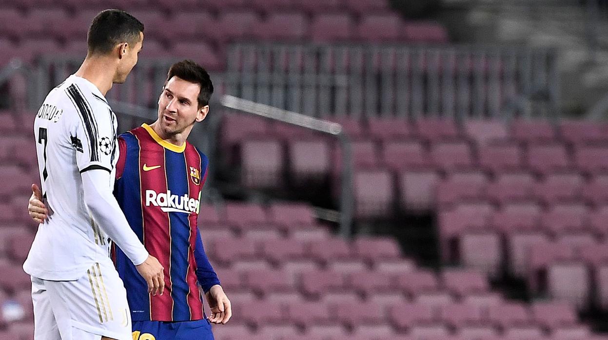 El afectuoso saludo entre Cristiano y Messi antes del pitido inicial