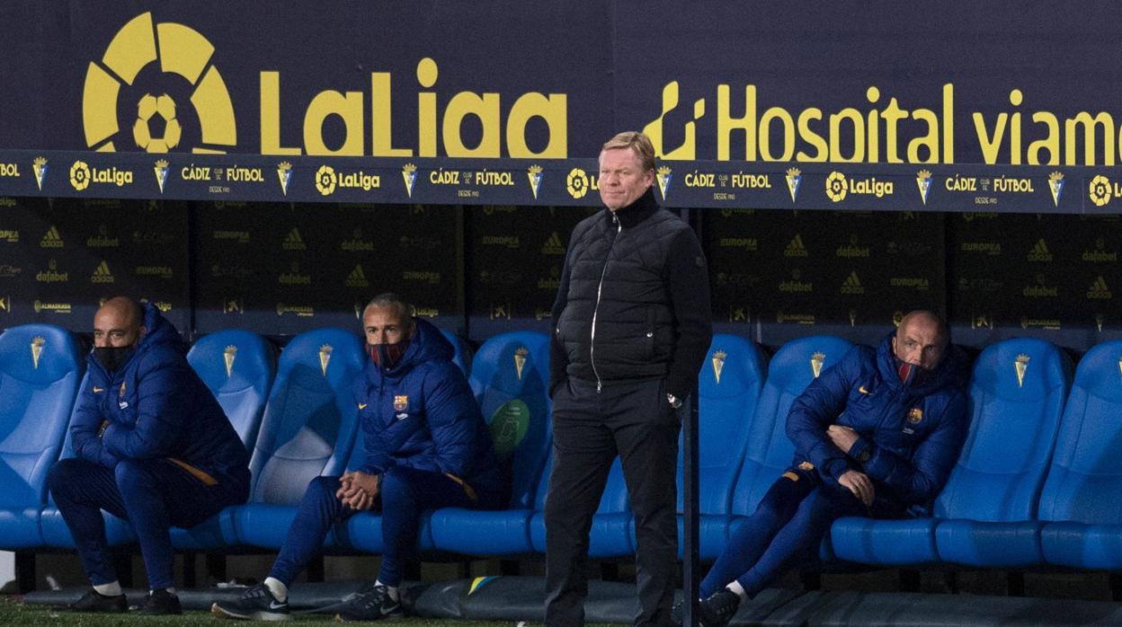 Ronald Koeman observa desde la banda las evoluciones de su equipo