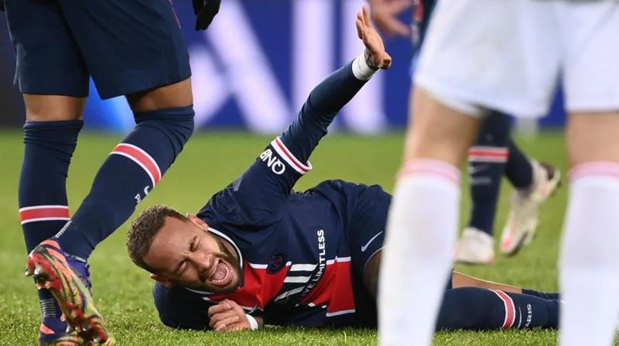 Neymar se duele en el césped tras la dura entrada de Thiago Méndes