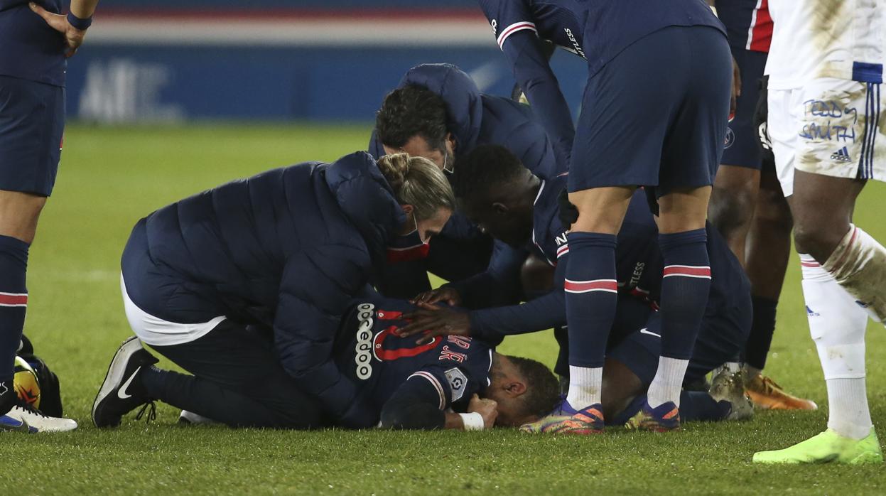 Neymar, en el césped, entre compañeros preocupados