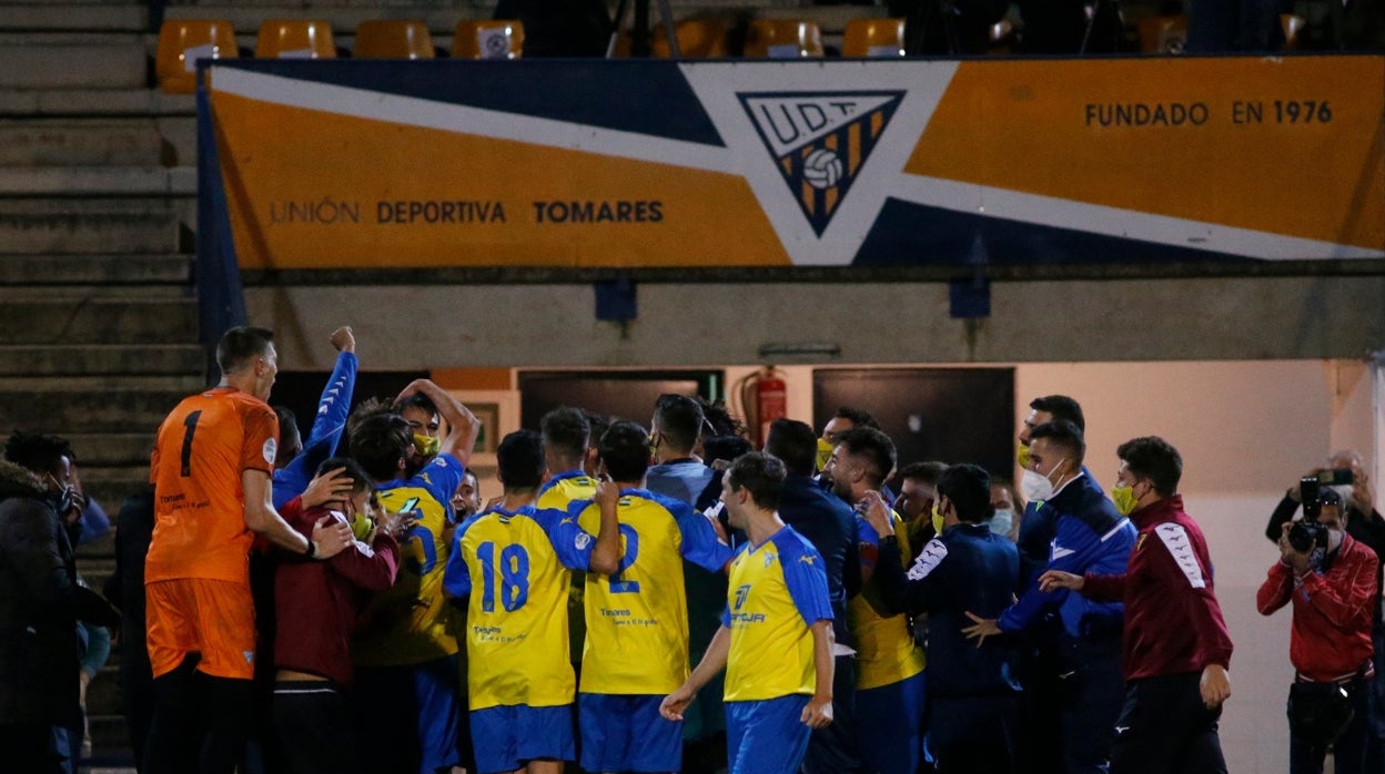 Los jugadores del Tomares celebraron el pase a la primera ronda de la Copa del Rey ante el CP Chinato sin sus seguidores en las gradas del San Sebastián