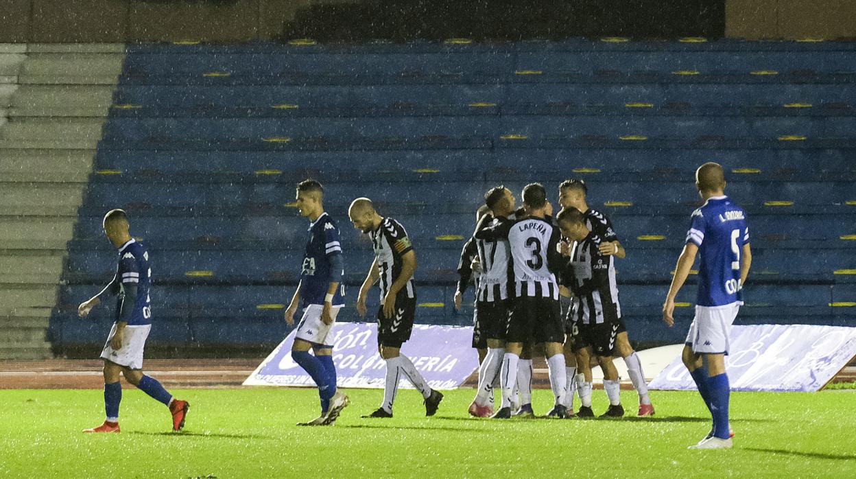 Los jugadores del Castellón celebrando un gol ante la decepción del conjunto isleño.