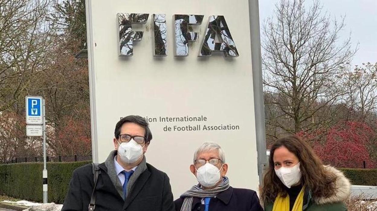 Miembros de la Federación Vasca de fútbol, ayer en las oficinas de la FIFA en Suíza