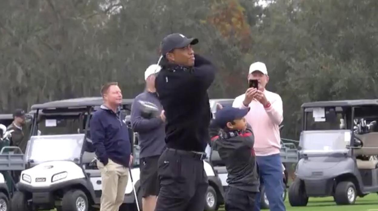 Tiger y Charlie Woods, padre e hijo en el mismo torneo