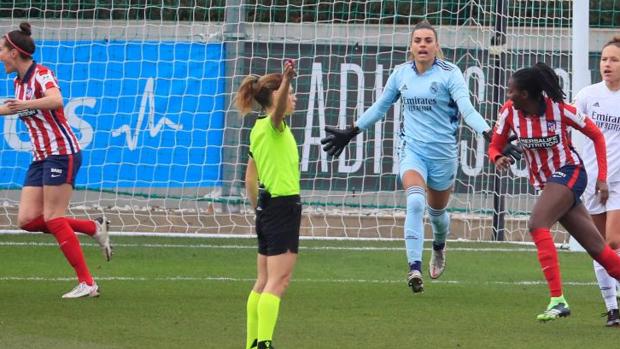 Un tempranero y polémico gol tiñe de rojiblanco el primer derbi