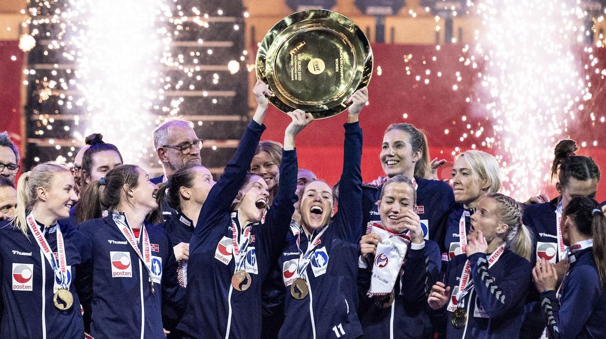 La selección noruega, con el trofeo de campeonas de Europa