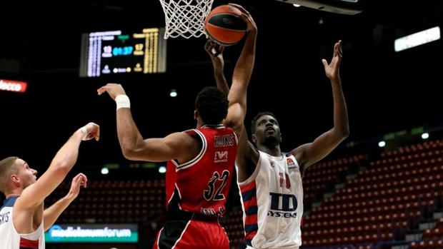 El Baskonia celebra sus 500 partidos con un meritorio triunfo en Milán