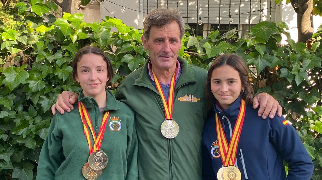 Antonio de la Puerta, con sus sobrinas Pepa Peinado y Matilde García