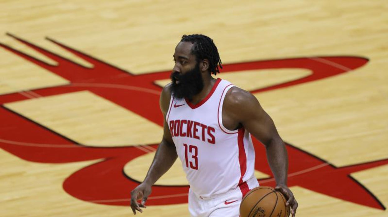 Multazo a James Harden por su fiesta en un club de striptease