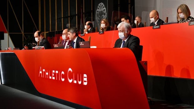 Los socios del Athletic rechazan las cuentas y la gestión de Aitor Elizegui