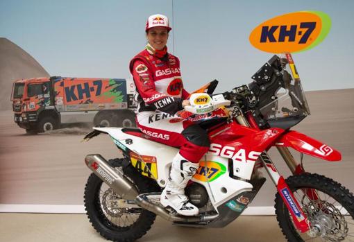 Laia Sanz subida a la moto con la competirá en el Dakar