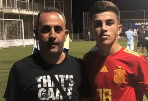 Antonio Zarzana, junto a su padre, vistiendo la zamarra de la selección española en categorías inferiores.