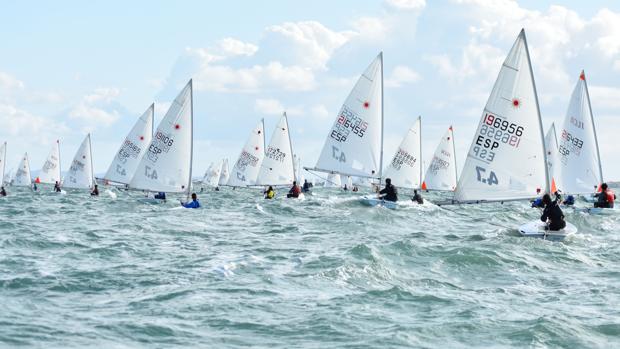 Gran igualdad en la Regata de Año Nuevo en la bahía de Cádiz