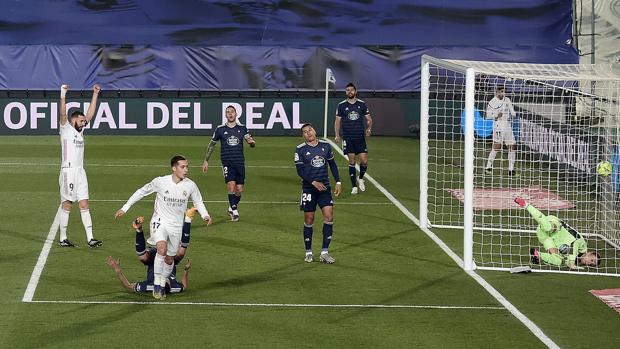 Lucas Vázquez remató de cabeza un gran pase de Asensio
