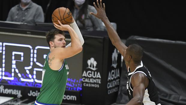 Doncic colecciona halagos en su primer doble-doble