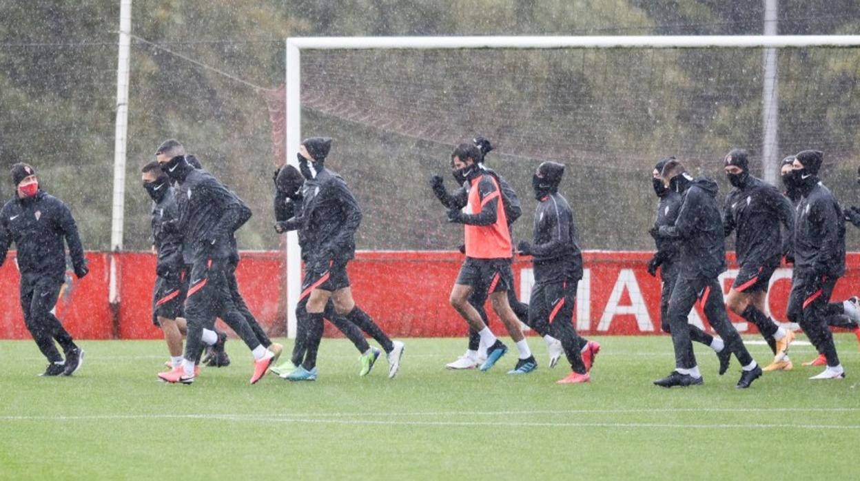 El Sporting, durante el entrenamiento de hoy