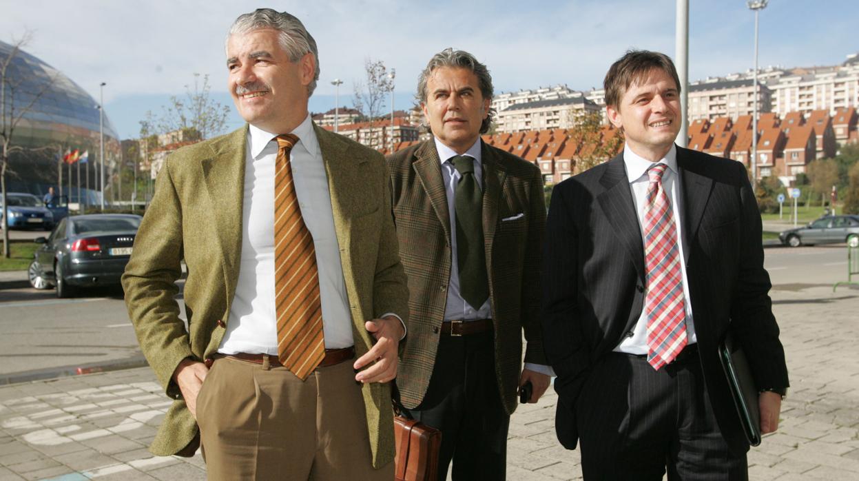 Zoran Vekic, en el centro, durante un viaje a Santander para cerrar un traspaso