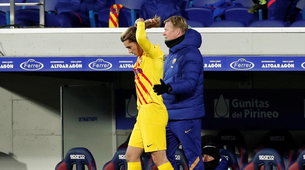 Griezmann se dispone a entrar en el campo para sustituir a un compañero