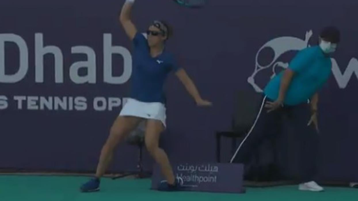 Dolorosa lesión de Flipkens al pisar un cajón del juez de línea