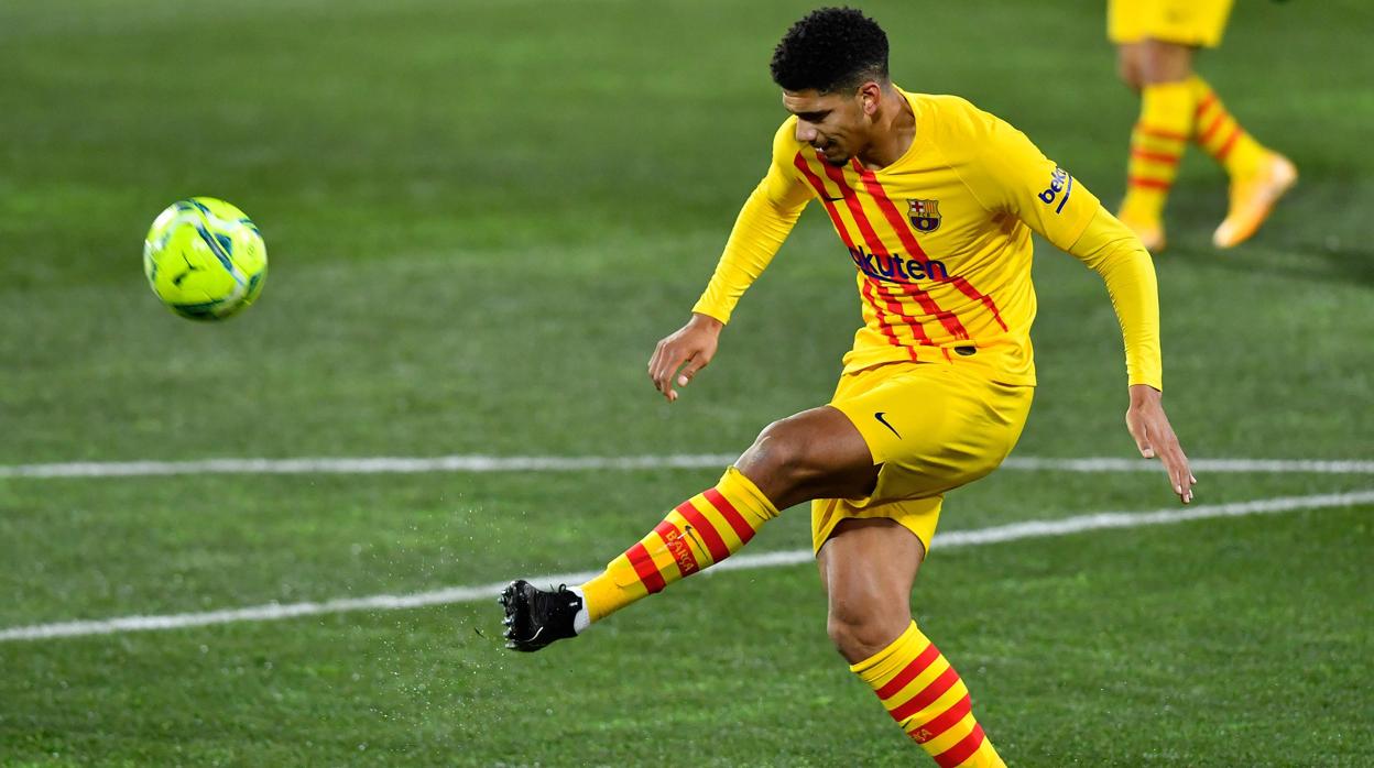 Araújo despeja el balón durante un partido del Barcelona