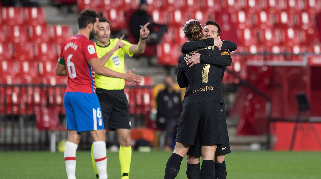 Messi y Griezmann celebran un gol ante el Granada