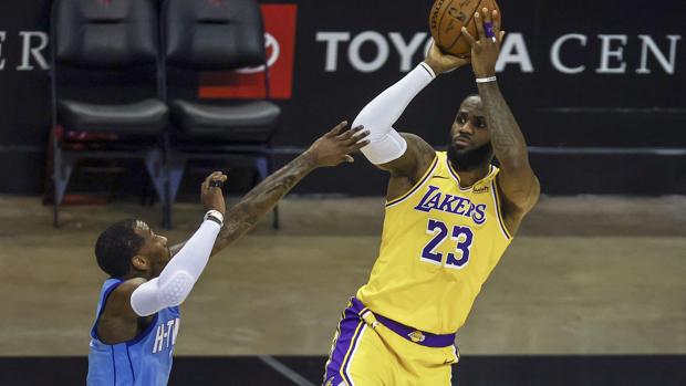 LeBron James está por encima del resto: su triple sin mirar ya da la vuelta al mundo