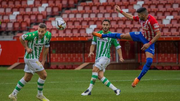 Un betis solvente pasa de ronda en El Molinón