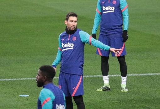 Messi dirige a un compañero durante un ejercicio