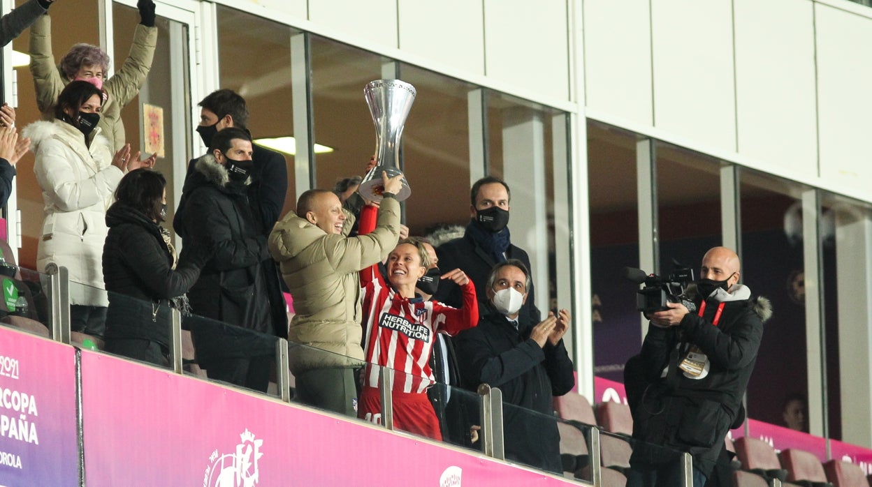 Virginia Torrecilla (i) y Amanda Sampedro (d) levantan el título de la Supercopa de España