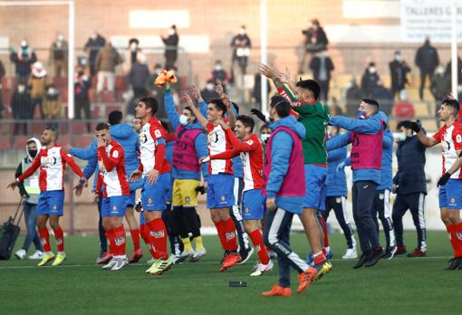 Los jugadores del Navalcarnero celebrando la clasificación ante el Eibar