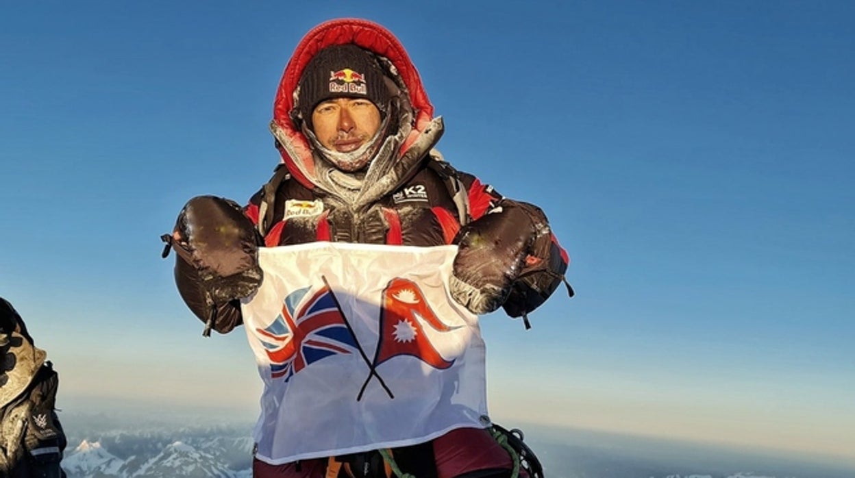 Nirmal Purja, en la cima del K2