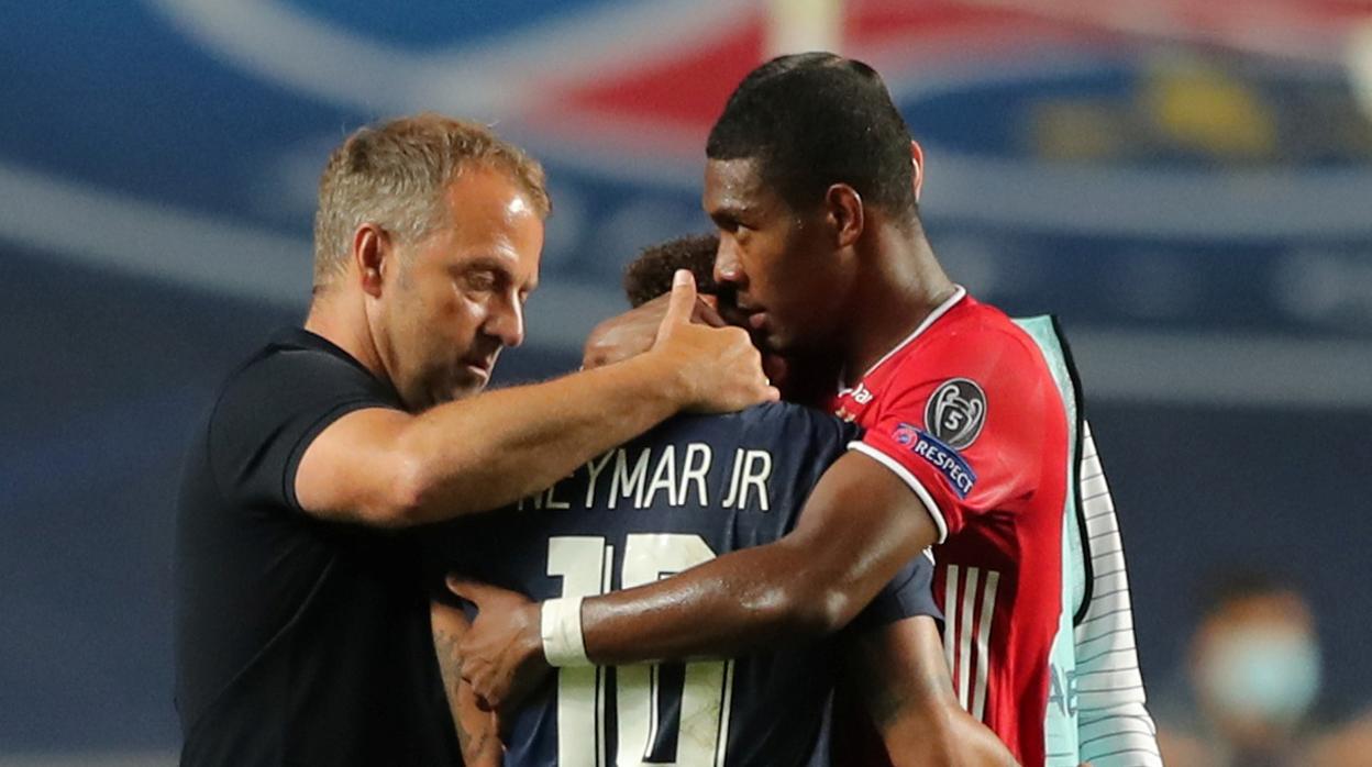 Flick y Alaba consuelan a Neymar tras la final de la Champions de la temporada pasada