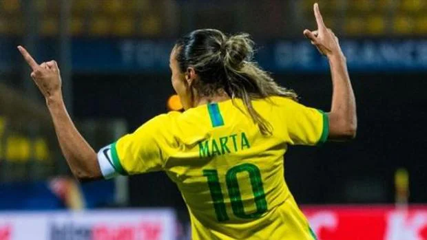 Bolsonaro también pisa el charco del fútbol: «¿Cómo vas a pagar a Marta el mismo salario que a Neymar?»