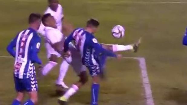 El escandaloso penalti, no pitado, sobre Militao