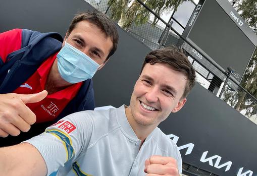 Juan Beaus junto a Gordon Reid después de un entrenamiento en Melbourne