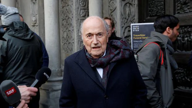 Blatter continúa en la UCI, tras una semana en coma