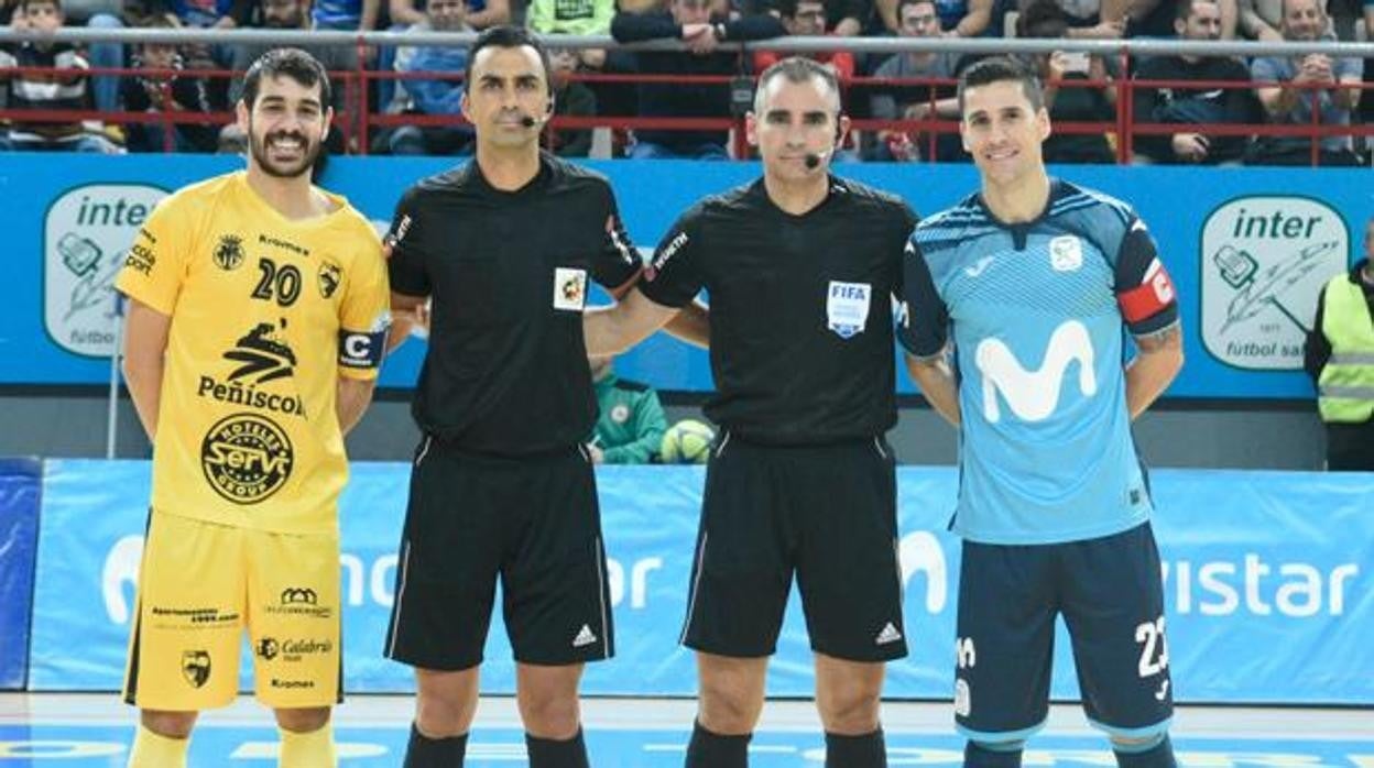 El portuense Cordero Gallardo (árbitro de la derecha) antes de un partido.