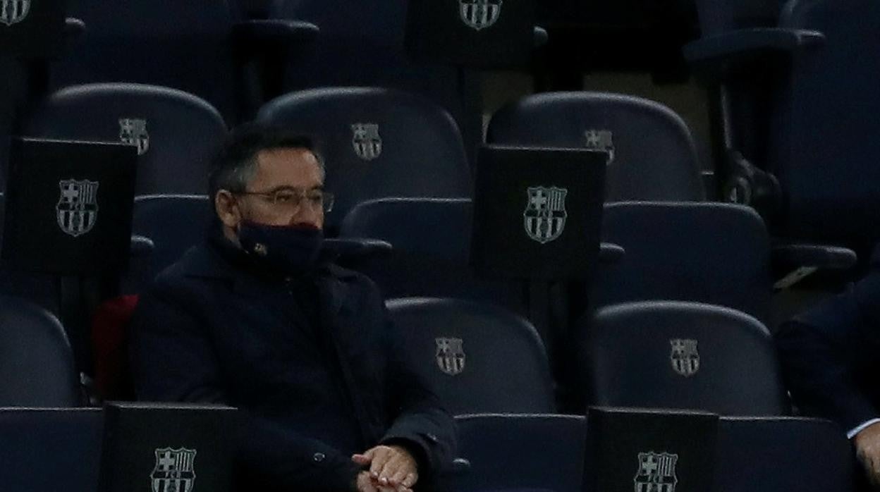 Bartomeu, solo en el palco del Camp Nou durante un partido del Barcelona