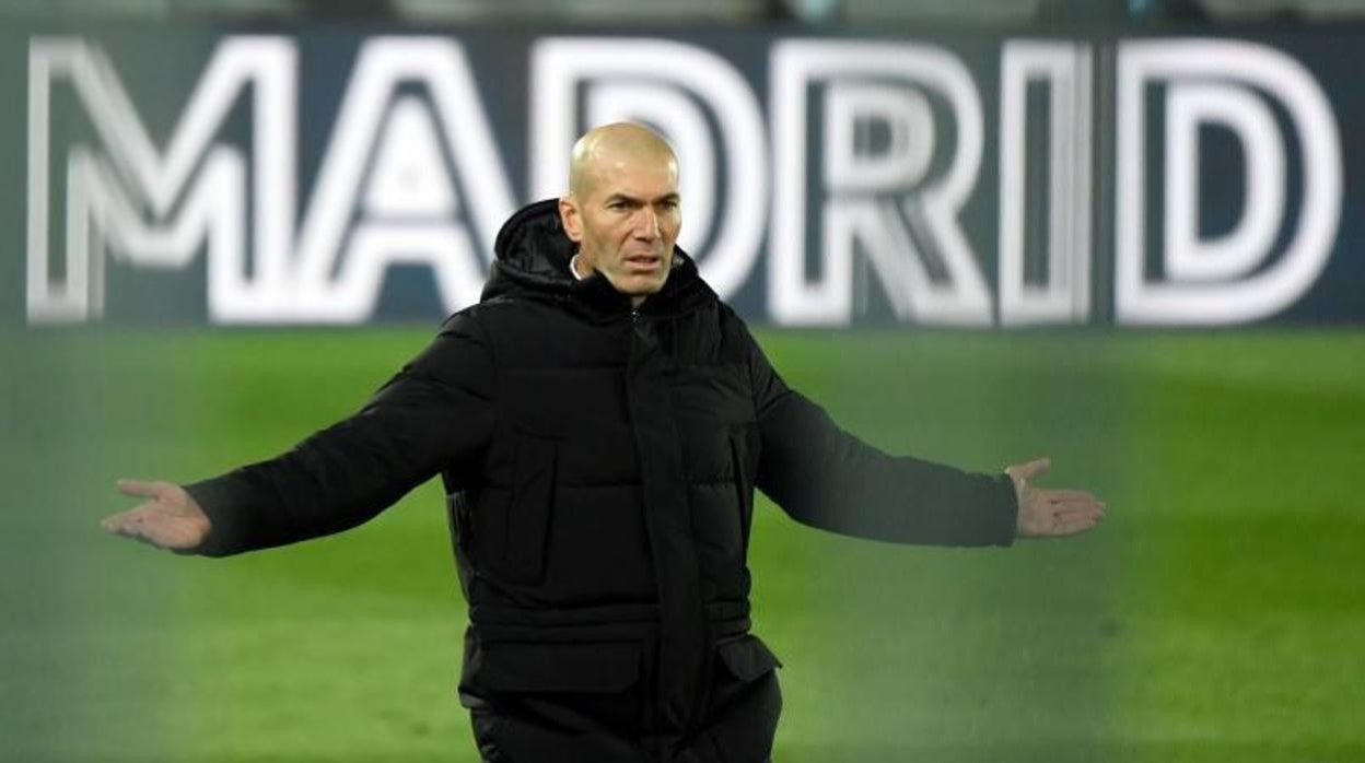 Zidane se queda solo con cinco centrocampistas en la plantilla