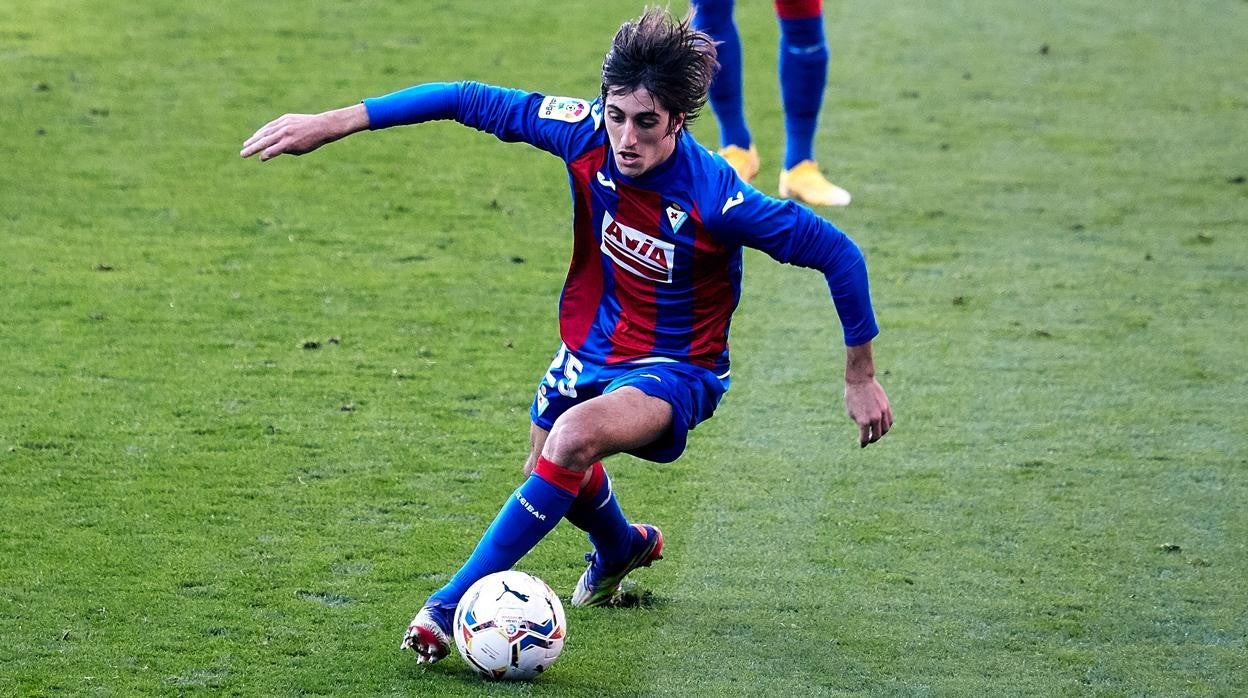 Bryan Gil (19 años), extremo zurdo del Sevilla cedido en el Eibar