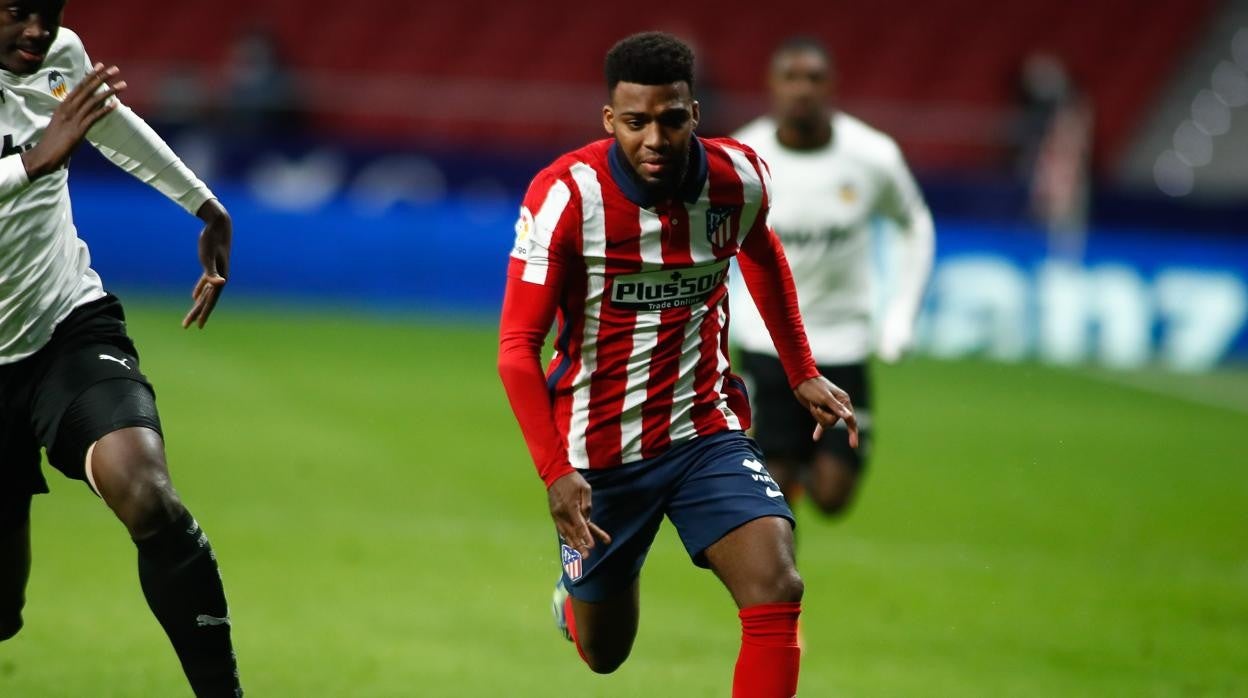 Lemar corre con el balón en un duelo del Atlético contra el Valencia