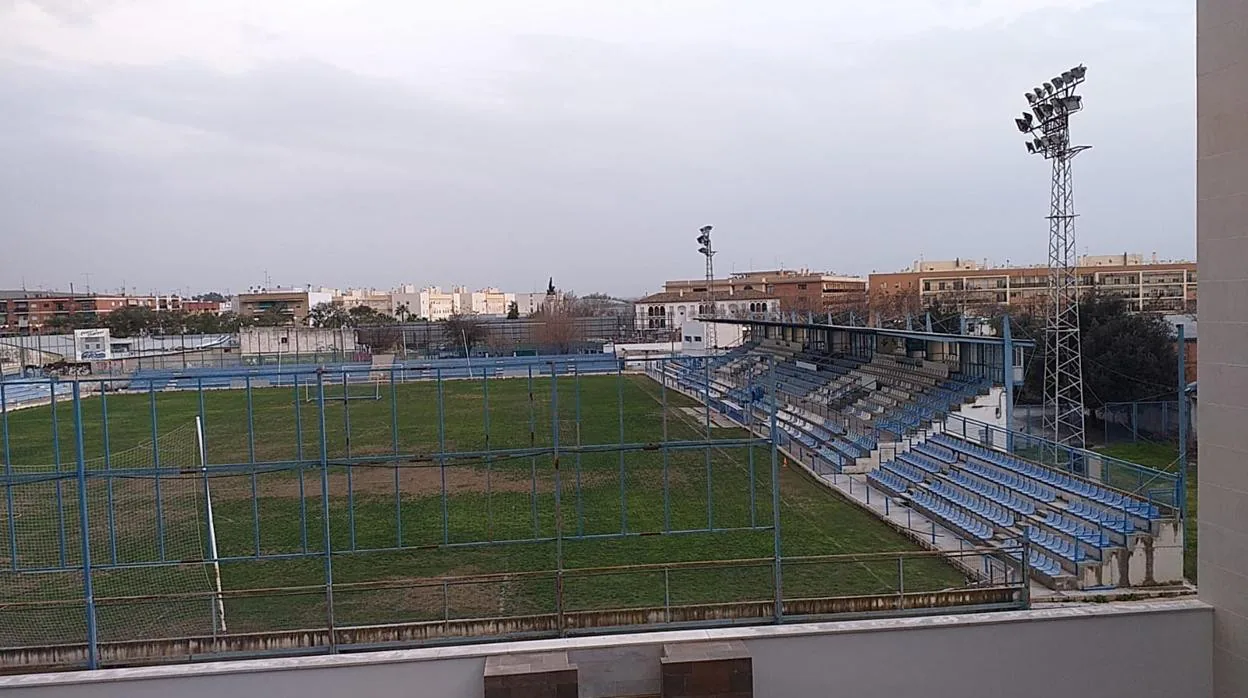 La hierba del Estadio San Pablo de Écija muestra un lamentable aspecto