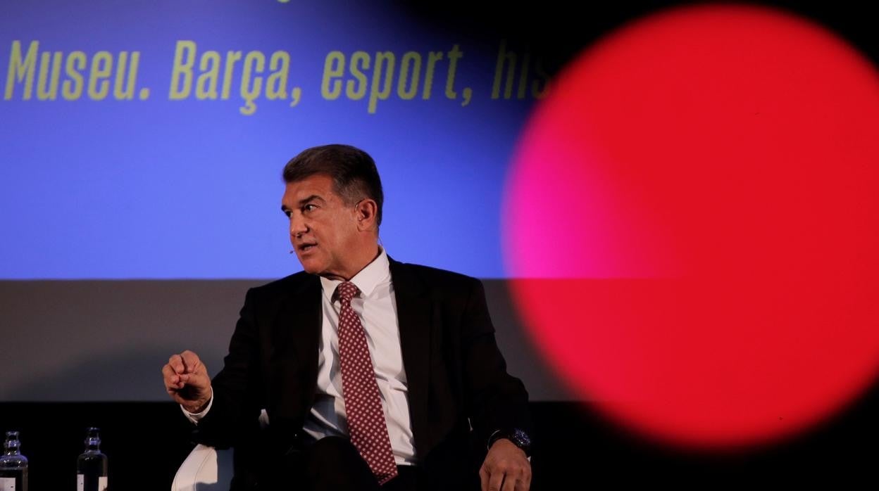 Joan Laporta da explicaciones durante un acto electoral