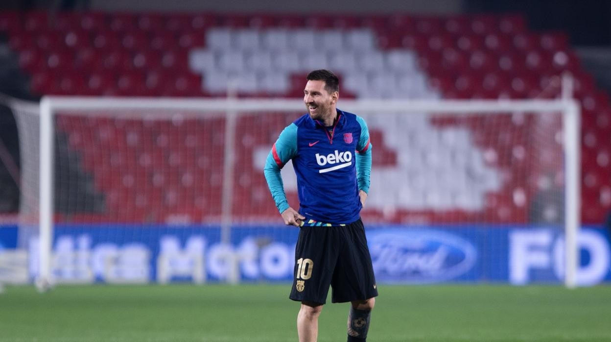 Messi calienta poco antes de que dé inicio el partido entre el Barcelona y el Granada