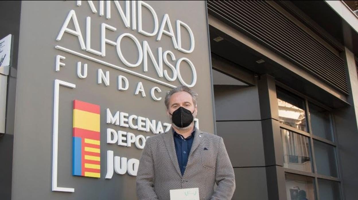 Sergio W. Smit posa con el premio en la puerta de la Fundación Trinidad Alfonso