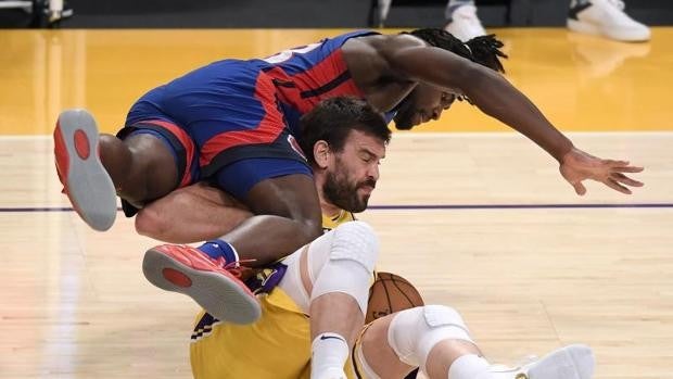 El triplazo de LeBron para acabar tras dos prórrogas