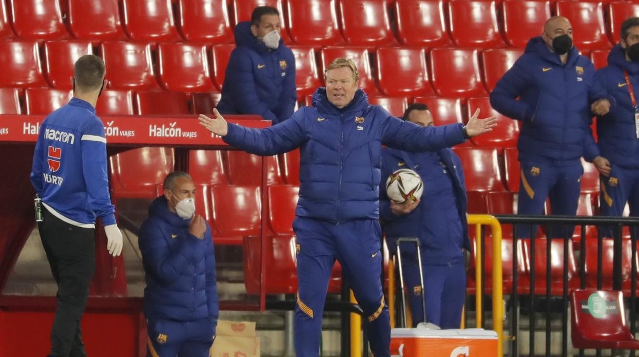 Koeman gesticula durante el partido de Copa del Rey ante el Granada