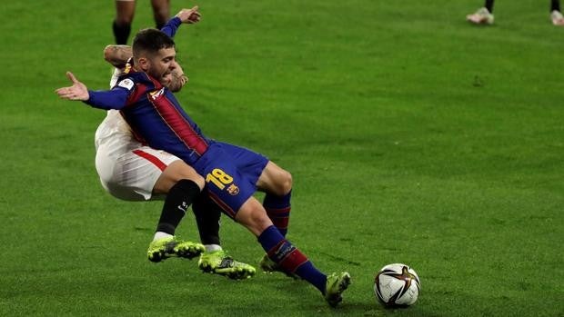 El Barça agita la polémica del posible penalti a Alba